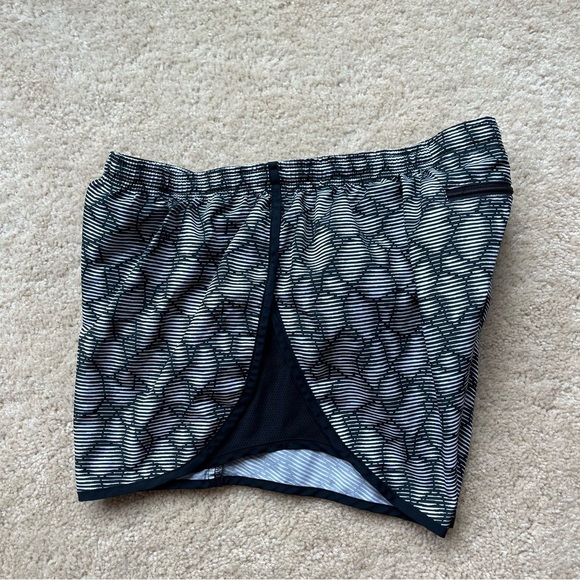 Nike Women's Black & White Dri-Fit Running Shorts w/ Lining - Size S - VGUC - Picture 5 of 9